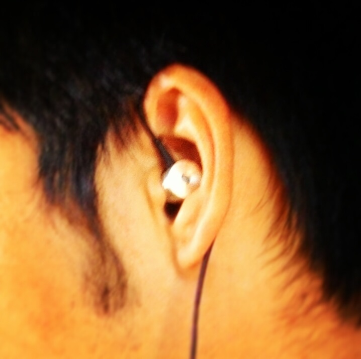 how to wear in ear headphones to prevent microphonics